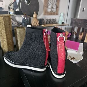 DKNY Women's Black and Red Ankle Boots